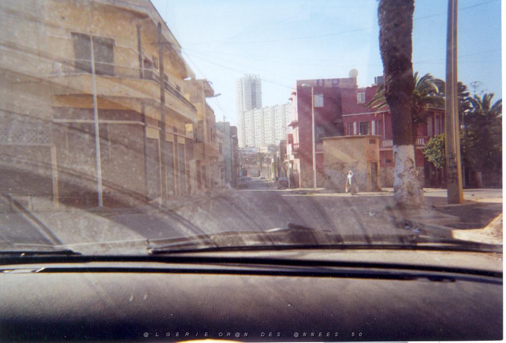 ORAN 2003 05 BAS DE L AVENUE DES PALMIERS AVEC LE TRANSFO ELECTRIQUE A GAUCHE.JPG